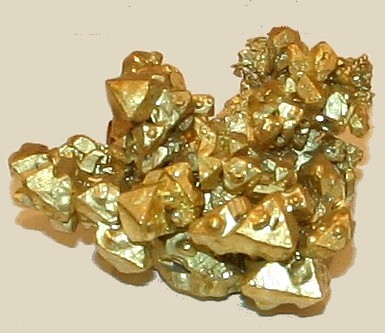 Октаэдрические кристаллы золота, сросшиеся вместе, образец из Калифорнии