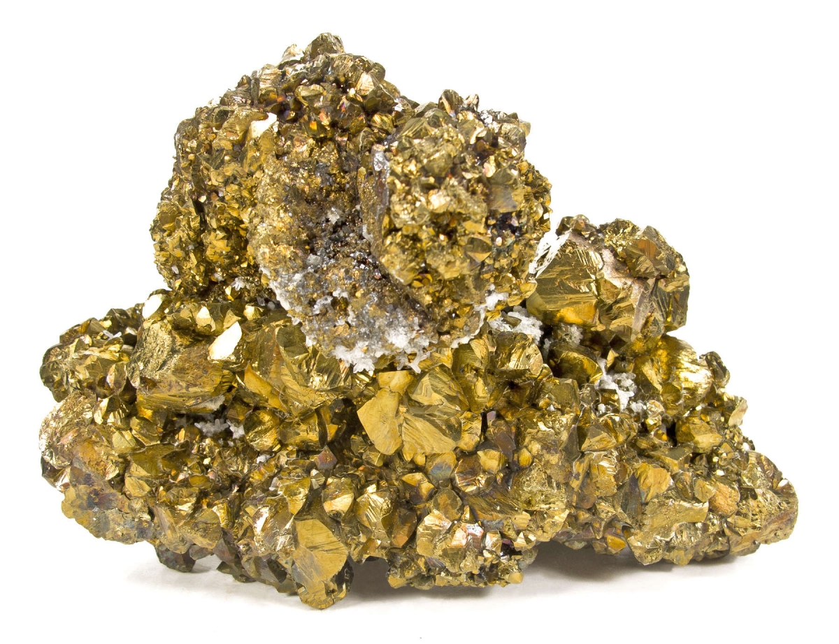 Кластер блестящих кристаллов желтого халькопирита, до 1,5 см в поперечнике, ассоциированная с друзой белого кальцита
