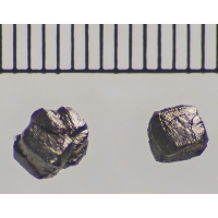 Алмазные зерна из метеорита Каньона Диабло. Маркировочные метки расположены на расстоянии одной пятой миллиметра (200 микрон) друг от друга.