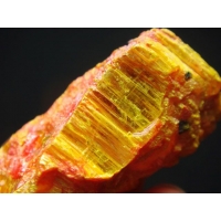 Золотистожелтые кристалы аурипигмента и красные  реальгара