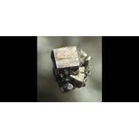 Исчерченный кубический кристалл ульманита