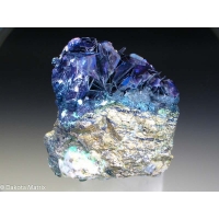 Превосходная пластинчатая кристаллическая группа пурпурно-голубого ковеллина с отдельными кристаллами до 7 мм
