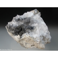 Серебристые нитевидные кристаллы полидимита на кристалле кальцита. Гамильтон, Иллинойс, США