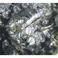 Каверны в крупнозернистом кристаллическом виоларите содержат грубые «кристаллы» виоларита с ламинарной структурой