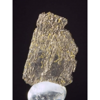Кристаллическая чешуйка мелонита с небольшим количеством натуральным золотом