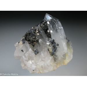Группа кристаллов станнина 3-5 мм, черный сфалерит, арсенопирит на прозрачном кварце