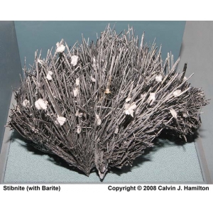 Стибнит и барит(белые кристаллы)