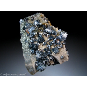 Темно-окрашенные кристаллы сфалерита со ступенчатыми гранями и серебристый кубический кристалл галенита