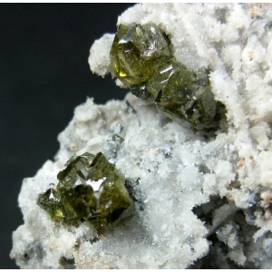 Зеленые кристаллы клейофана на кварцевом матриксе
