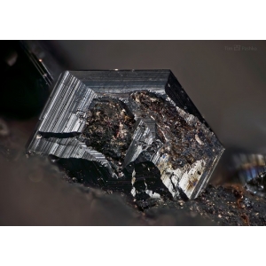 Хорошо образованный кристалл черного халькозина 