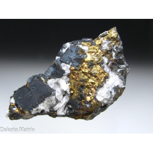 Золотистый халькопирит в виде сросшихся кристаллов, кварц и черный сфалерит.