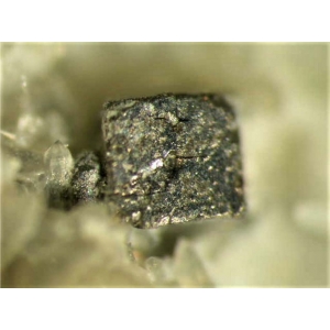Кубический кристалл петцита ассоциированный с пиритом и золотом