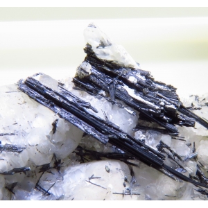 Хорошо образованные блестящие кристаллы бетехтинита на кальците. Казахстан