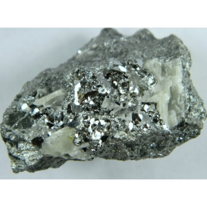 Октаэдрические кристаллы скуттерудита с белым кальцитом. Марокко