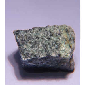 Синевато-черные зерна ярроуита (скорее всего, с другими сульфидами) в неопознанном матриксе