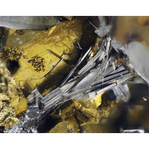 Серые исчерченные кристаллы айкинита на тетраэдрите и халькопирите
