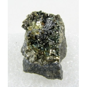 Острые иглы айкинита на матриксе из кристаллов пирита и халькопирита