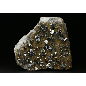 Кристаллы тетраэдрита на сидерите с немногочисленными кристаллами халькопирита. Германия