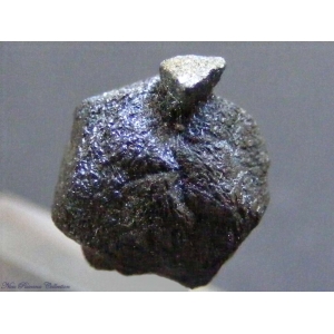 Одиночный кристалл фрейбергита, выросший на кальците, окрашенном включениями джеймсонита