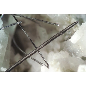Игольчатые кристаллы бертьерита