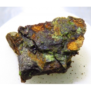 Зеленый никельбишофит на матриксе метеорита.