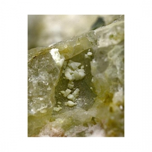Хорошо сформированные белые кристаллы грайсита в полости матрикса
