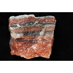 Соляная порода (сильвинит) состоящая из чередующихся слоев бесцветного галита и красного сильвина